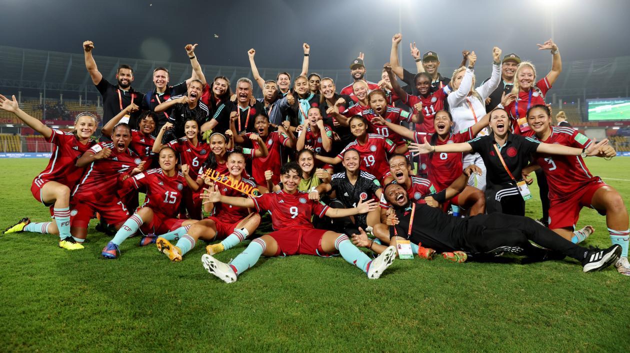 Jugadoras y cuerpo técnico de la Selección Sub-17. 