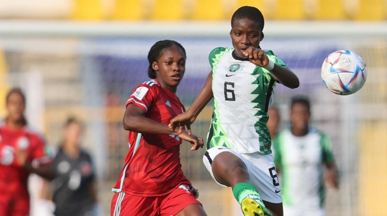 Linda Caicedo marca a una rival. 