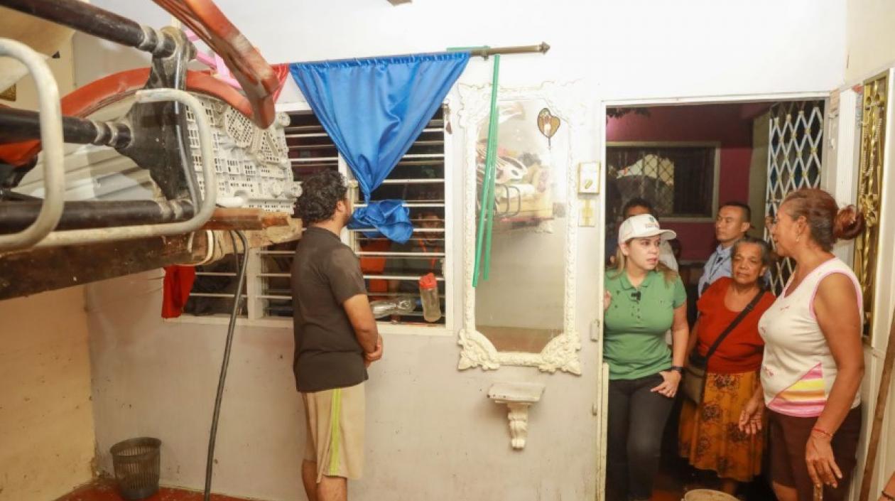 Una de las familias damnificadas por las inundaciones del martes.