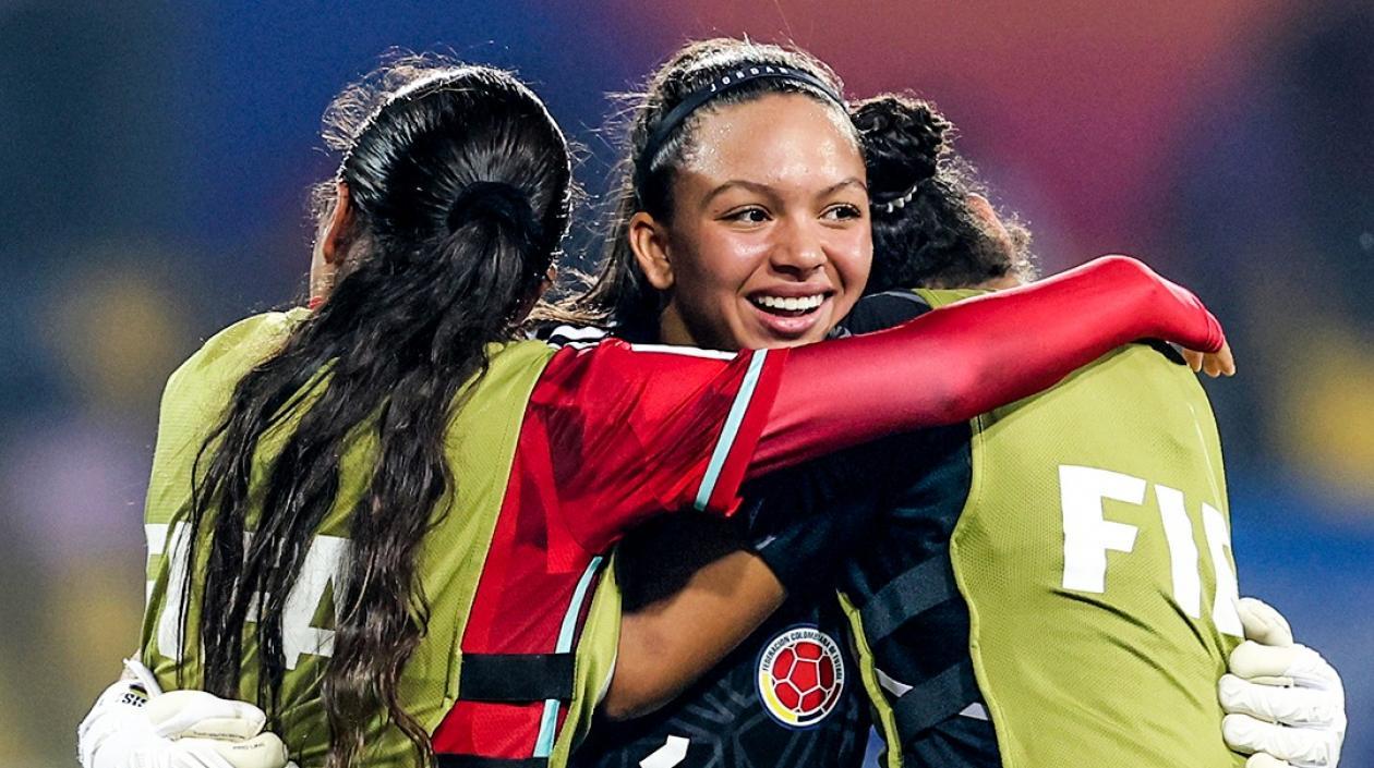 Luisa Agudelo celebra con sus compañeras. 