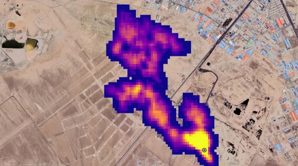 Columna de metano se eleva hacia la atmósfera al sur de Teherán, Irán. 