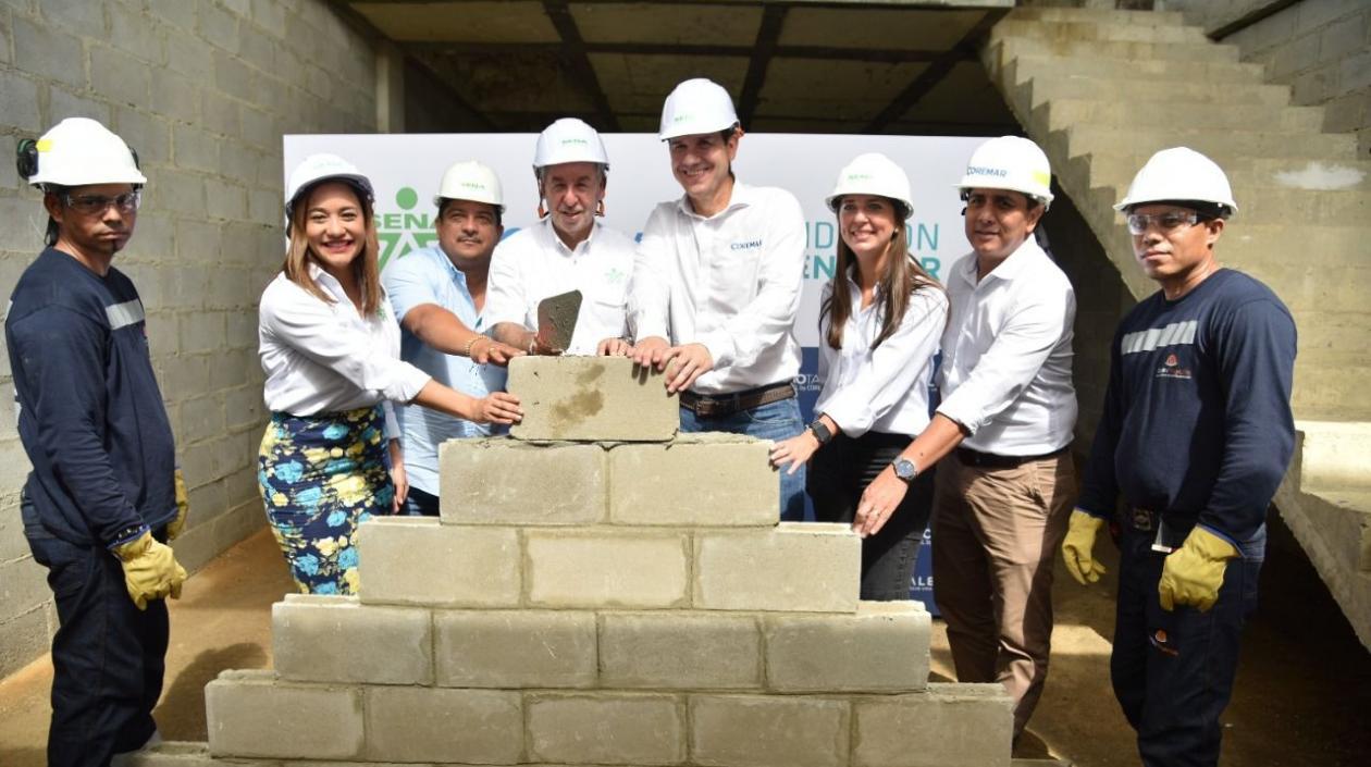 Directivos del Sena y de Fundación Buenamar, del Grupo Coremar, en la primera piedra en Palermo,