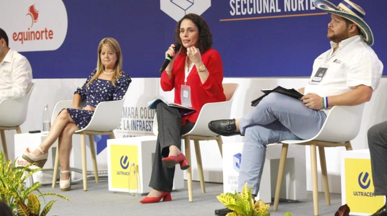 La Viceministra María Constanza García participando en el evento.