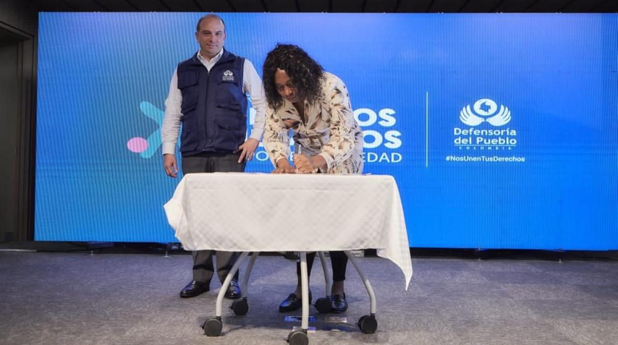 El Defensor del Pueblo Carlos Camargo y la Ministra del Deporte María Isabel Urrutia.