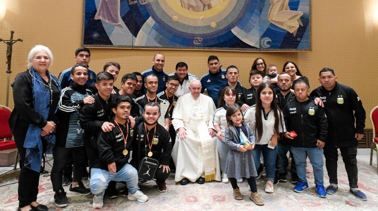 Papa Francisco con el equipo argentino de talla baja. 