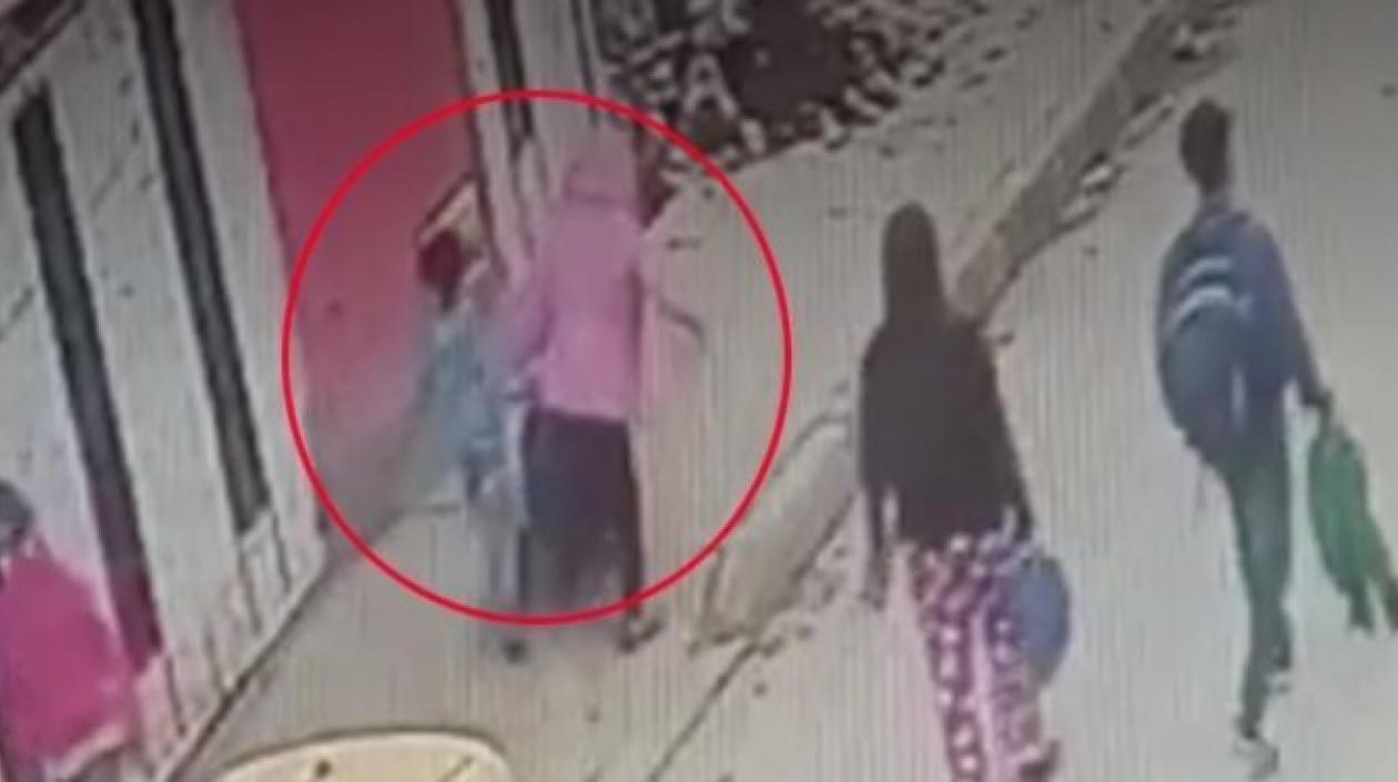 Las cámaras de vigilancia captaron a los dos menores cuando dejaban la bolsa con el recién nacido en su interior