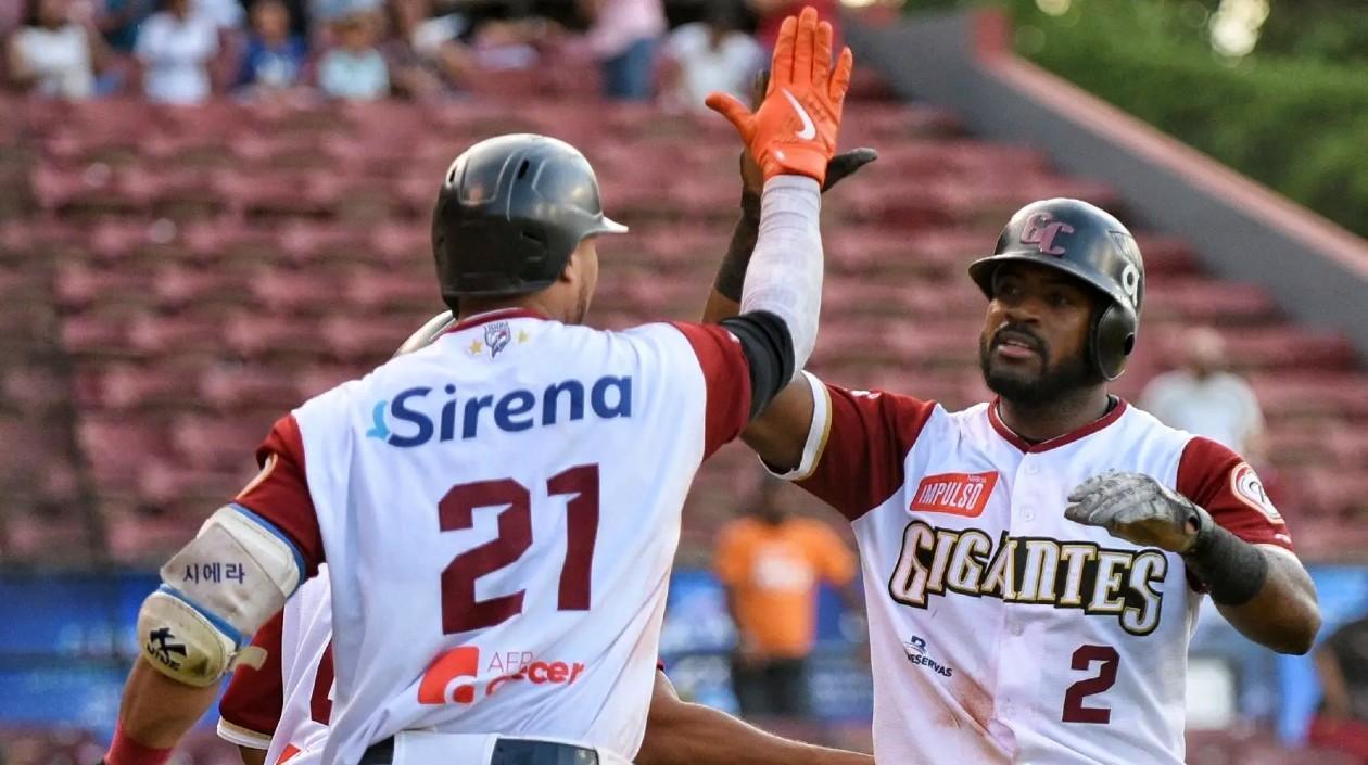 Tito Polo celebra con un compañero. 