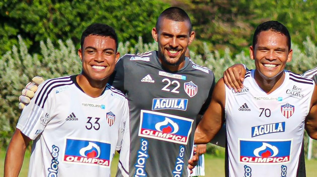 Jarlinson Barrero (#33) al lado de Sergio Pabón y Carlos Bacca. 