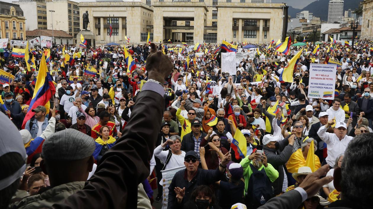 Personas en la protesta contra el Gobierno de Gustavo Petro.