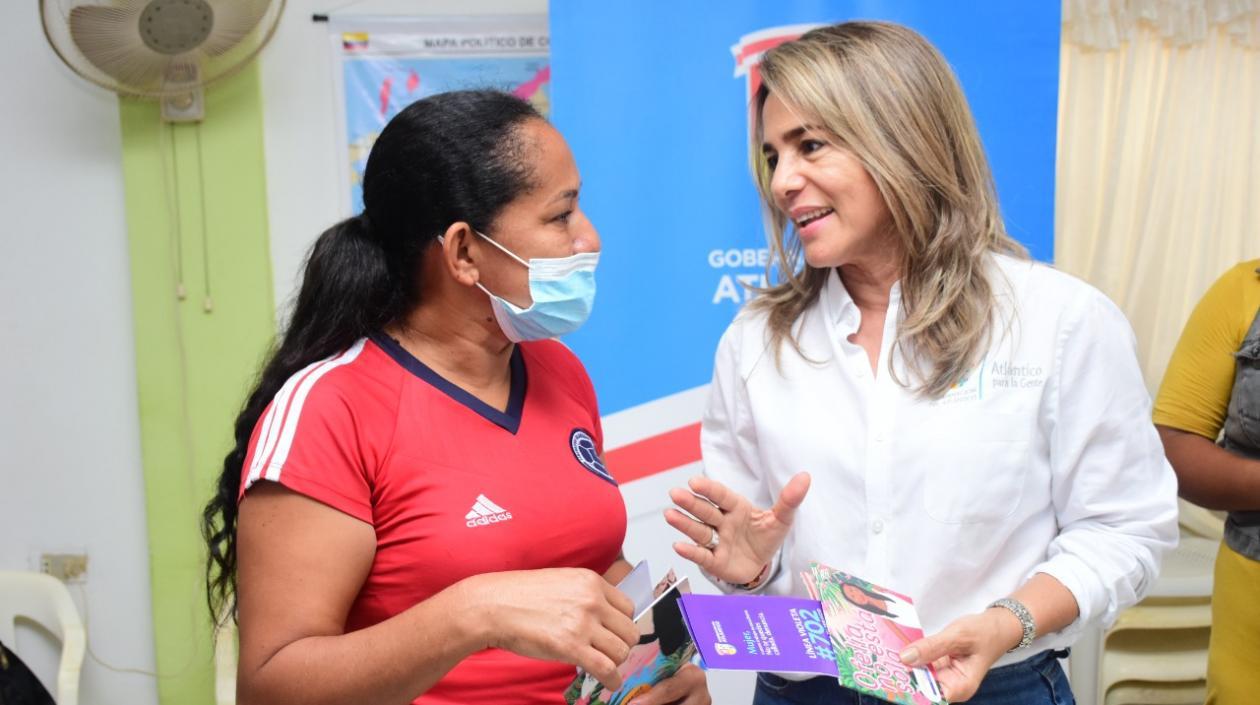 Una usuaria y la secretaria de la Mujer, Doris Bolívar.