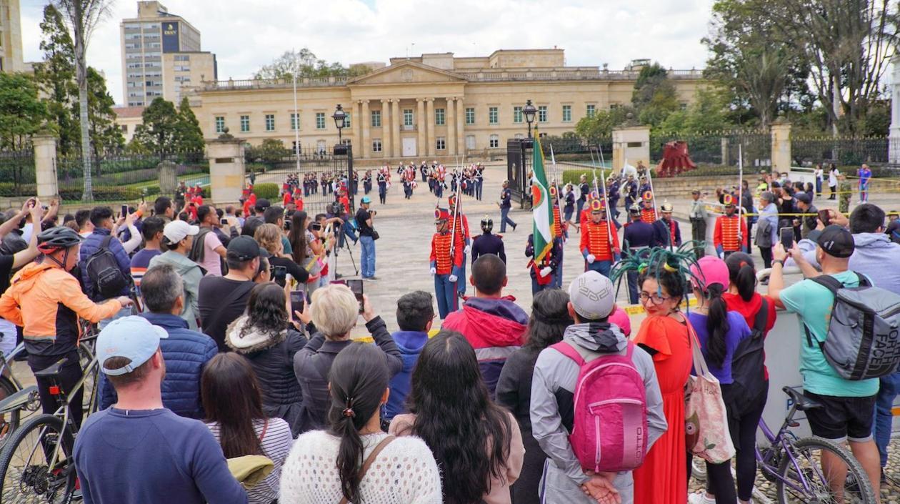 Concurrida participación ciudadana durante la apertura.