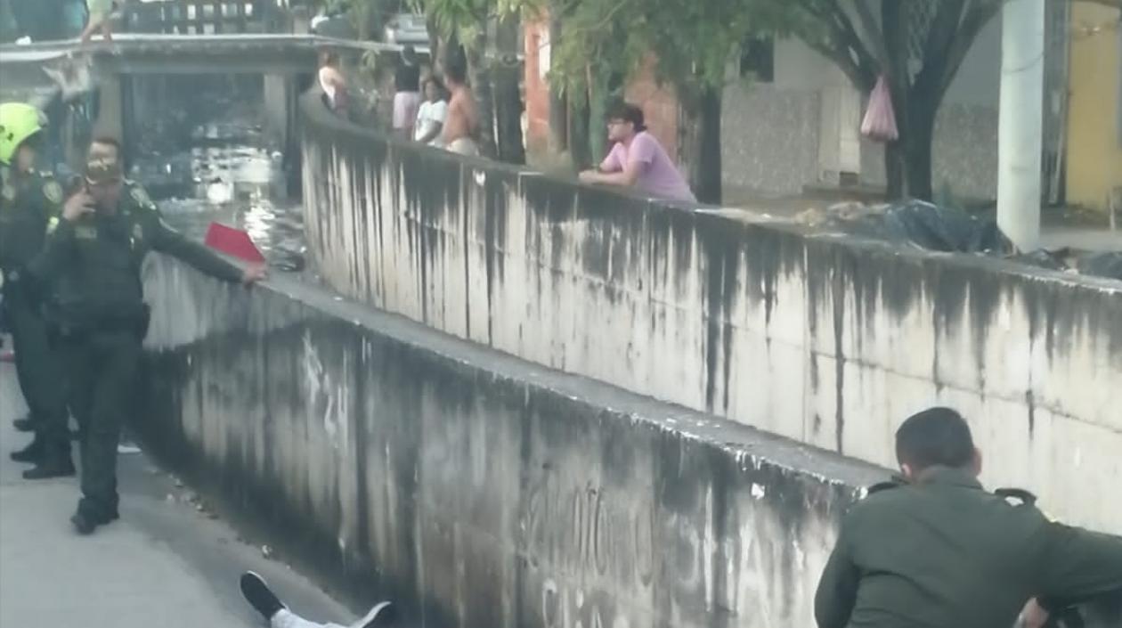 La Policía hizo presencia en el lugar en donde fue hallado el cuerpo sin vida de un hombre