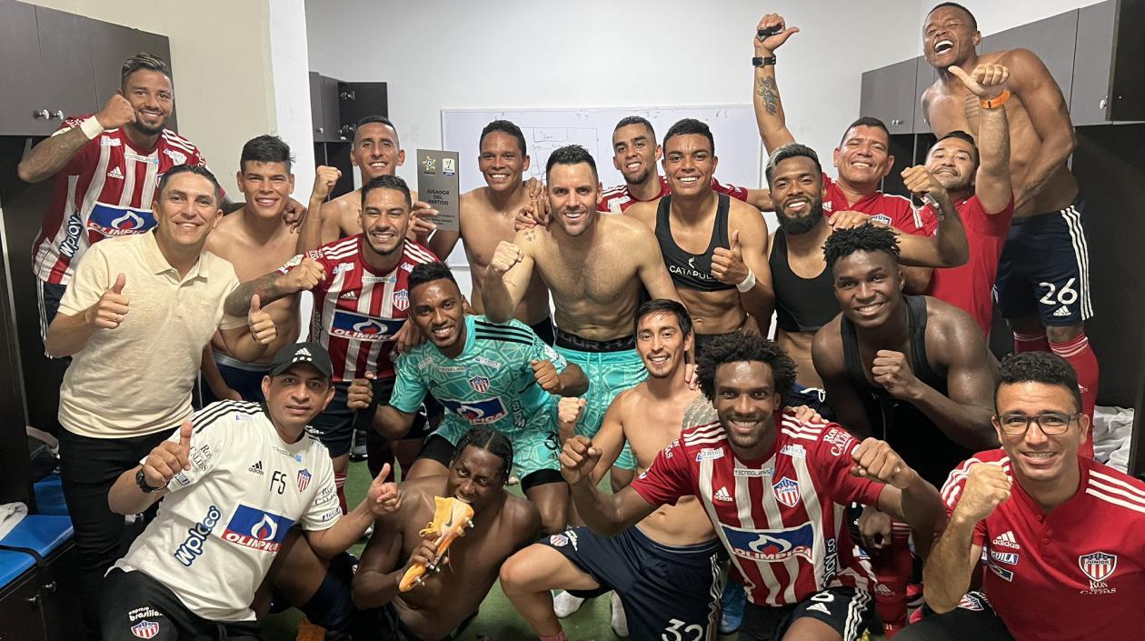 Jugadores de Junior celebran la clasificación. 