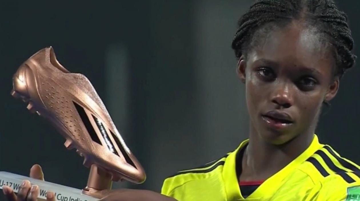 Linda Caicedo con su balón de bronce. 