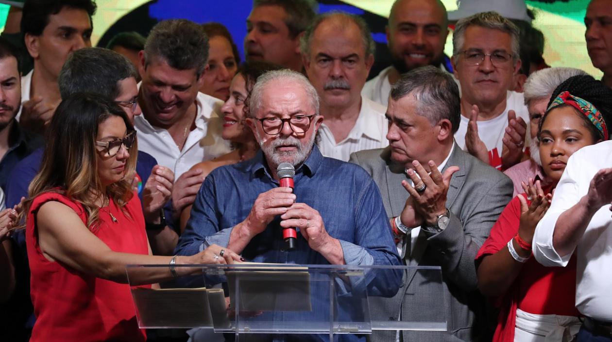 Luiz Inácio Lula da Silva ofrece un discurso esta noche luego de ganar la Presidencia de Brasil. A su lado su esposa Janja.