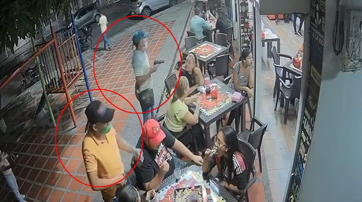 Momento en que los ladrones llegaron al local de comidas rápidas.
