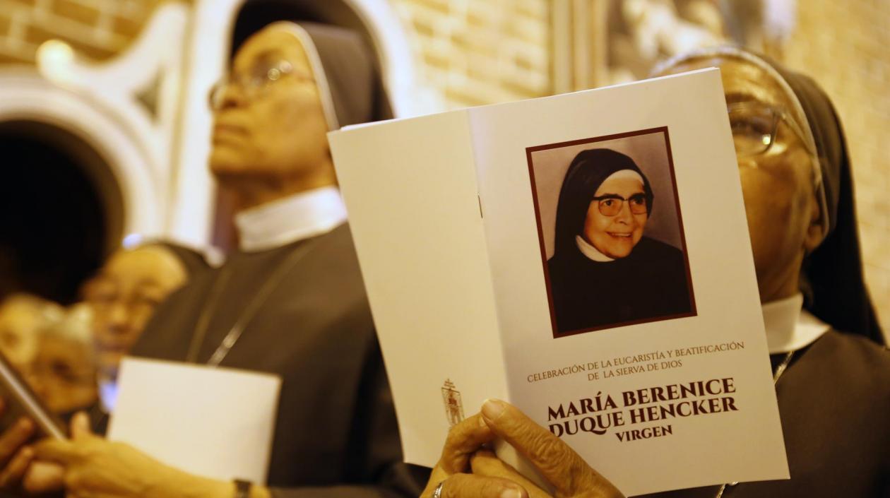 Religiosas de las Hermanitas de La Anunciación asisten hoy a la ceremonia de beatificación de la Madre María Berenice Duque Hencker en la Catedral de Medellín.