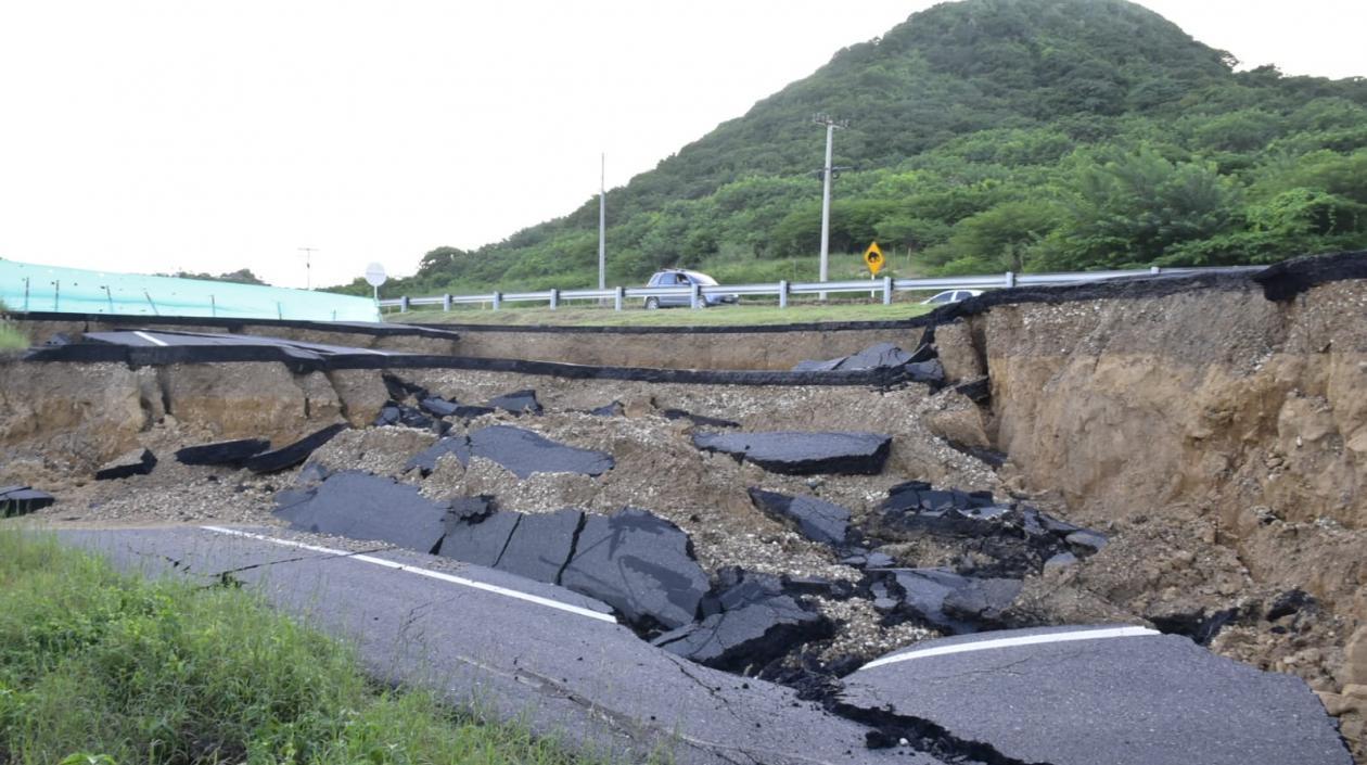Vía al Mar afectada por deslizamientos.
