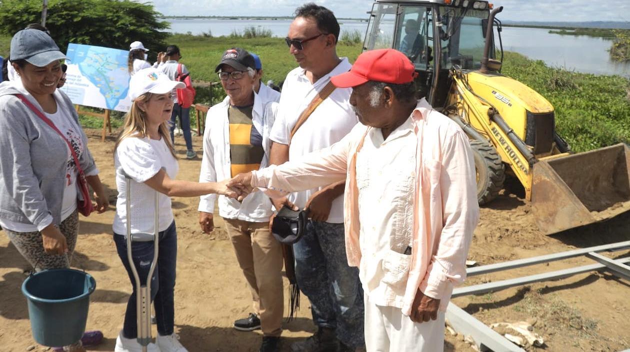 La Gobernadora Elsa Noguera inspeccionando los trabajos.