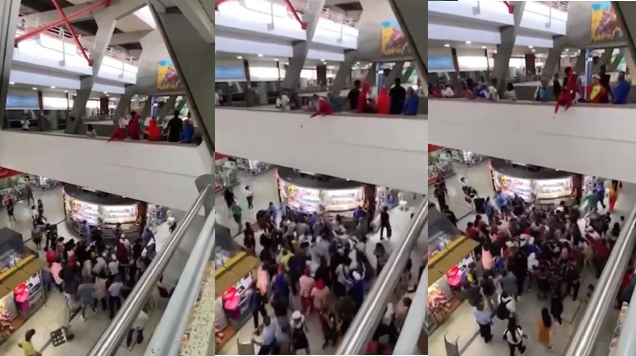 Los desconocidos vestidos como los personajes de 'la Casa de Papel' arrojaron los billetes desde arriba.