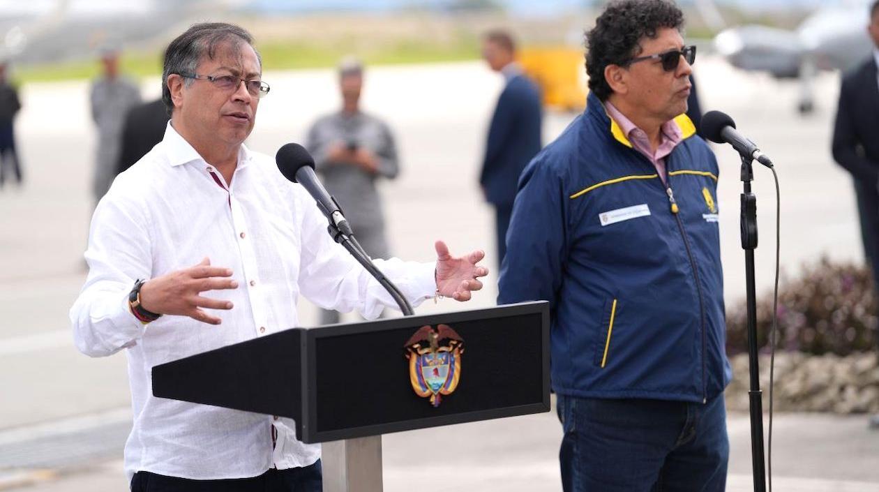 El Presidente Gustavo Petro y el Gerente (e) del Fondo Adaptación, Javier Pava.