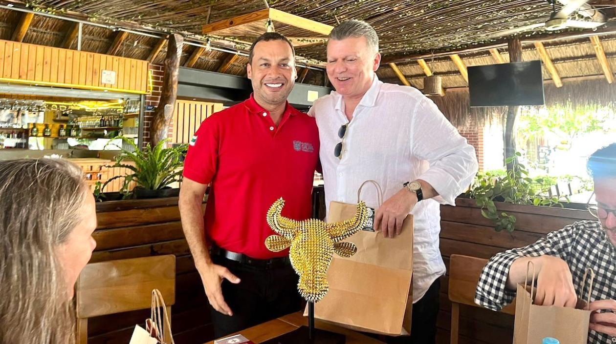 El Alcalde José Fernando Vargas con el Embajador de Suiza Eric Mayoraz.