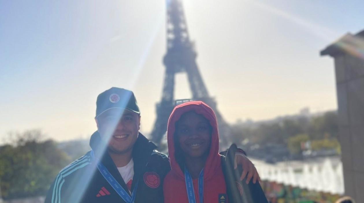 Linda Caicedo posa con la Torre Eiffel de fondo, en París. 