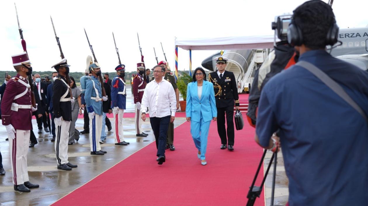 El Presidente Gustavo Petro v la vicepresidenta de Venezuela, Delcy Rodríguez.