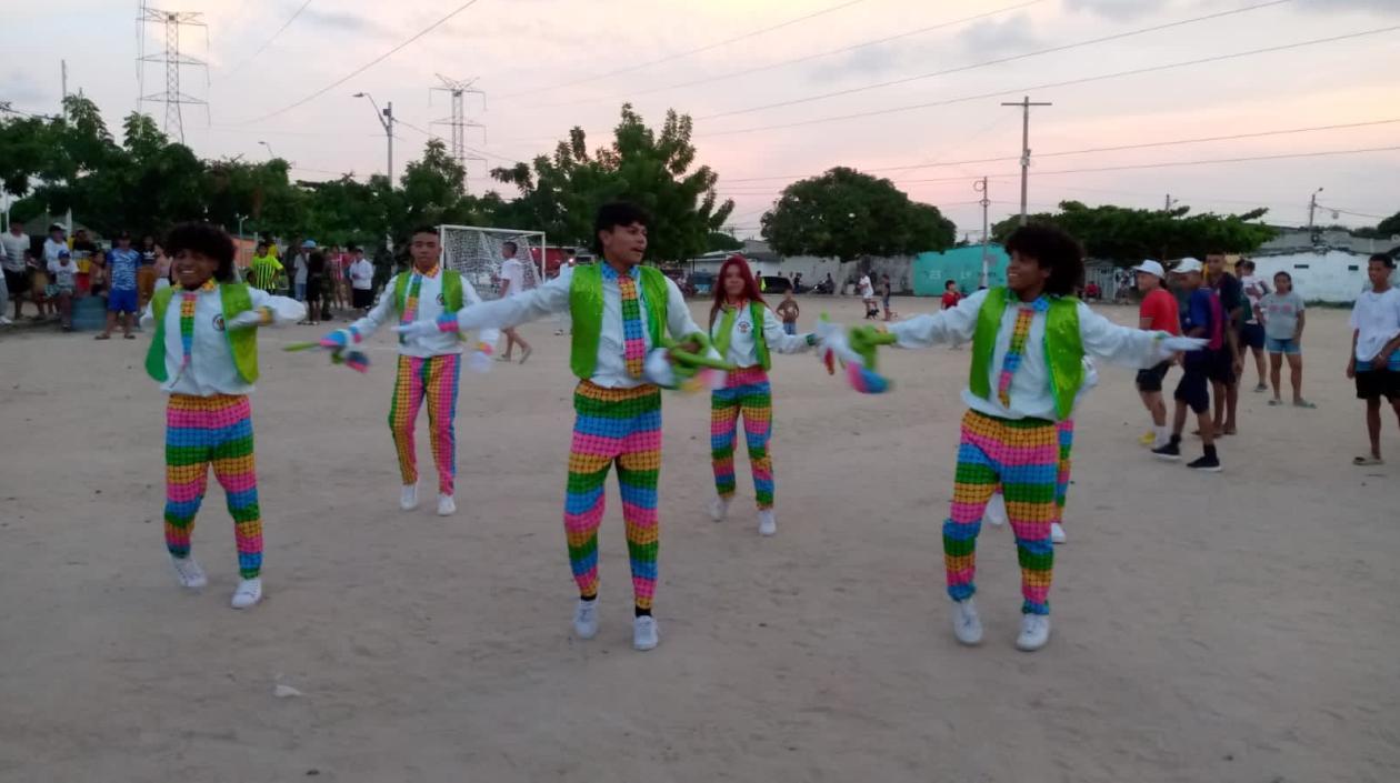 Jóvenes en el barrio La Viola de Soledad.