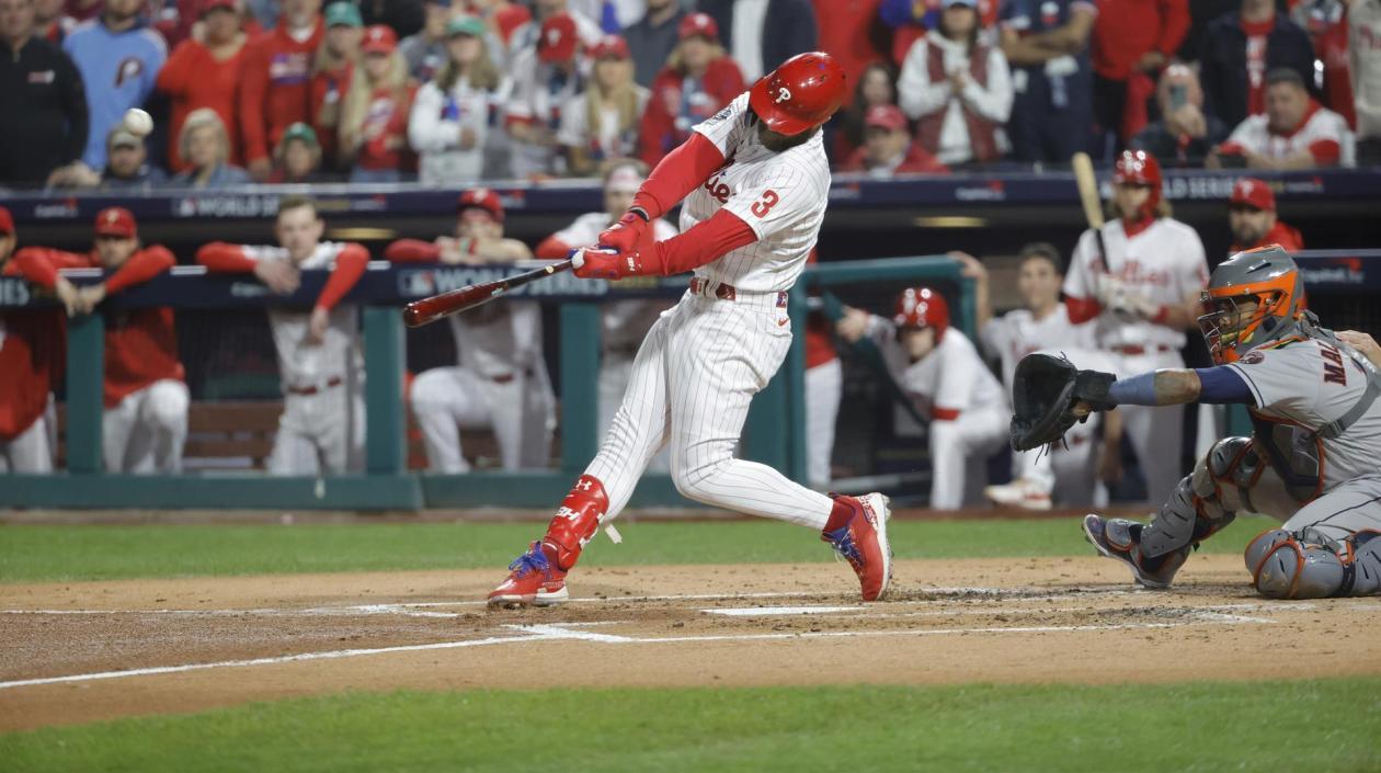 Bryce Harper conecta un cuadrangular. 