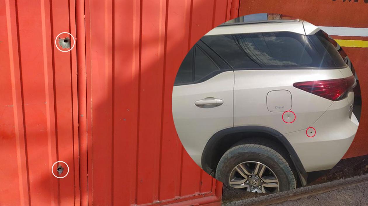 Puerta de la chatarrería y vehículo impactado