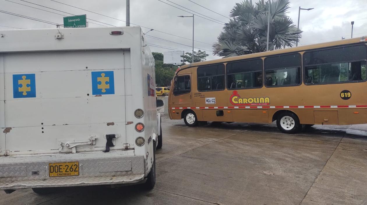 Bus en el que iba la menor y personal de la Fiscalía en el Hospital Universidad del Norte.