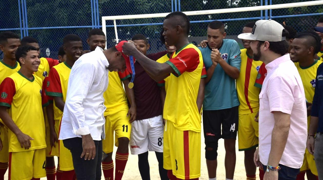  Carlos 'el Enfermero' Pérez recibiendo la medalla.