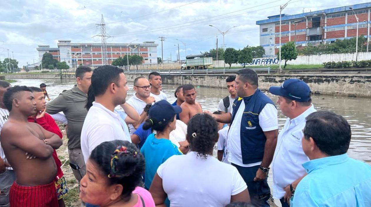Funcionarios del Distrito durante su recorrido por la zona del caño de la Auyama.