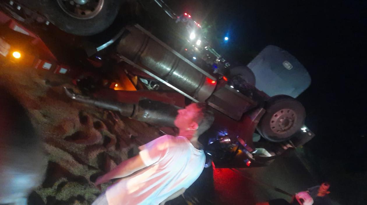 Tractocamión volcado en la Oriental.