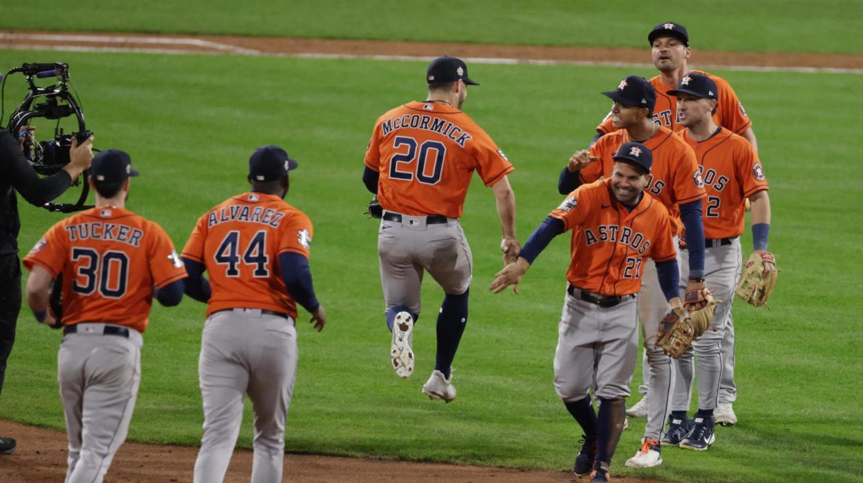 Los peloteros de los Astros celebran el triunfo.