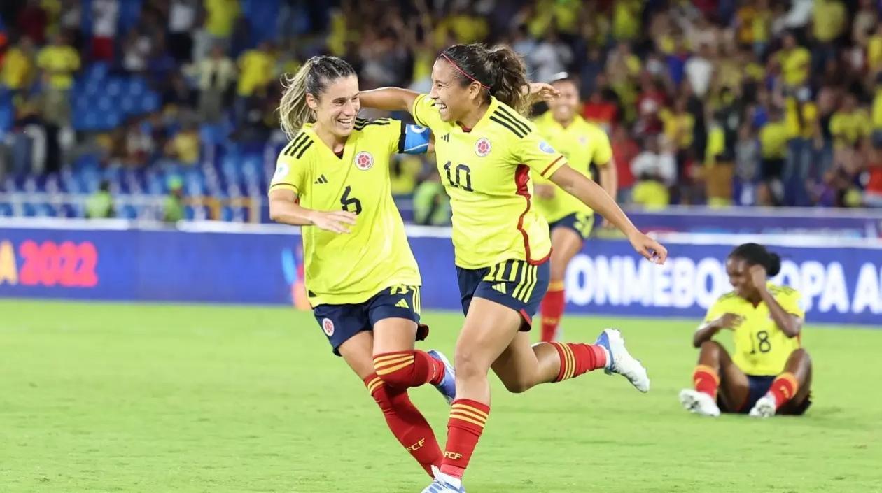 Daniela Montoya y Leicy Santos celebran un gol. 
