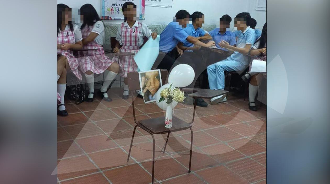 Una foto, dos globos y corales blancos en el pupitre de Samara