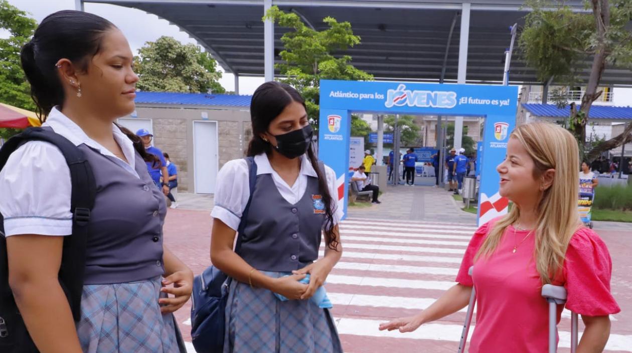 La Gobernadora Elsa Noguera dialogando con estudiantes.