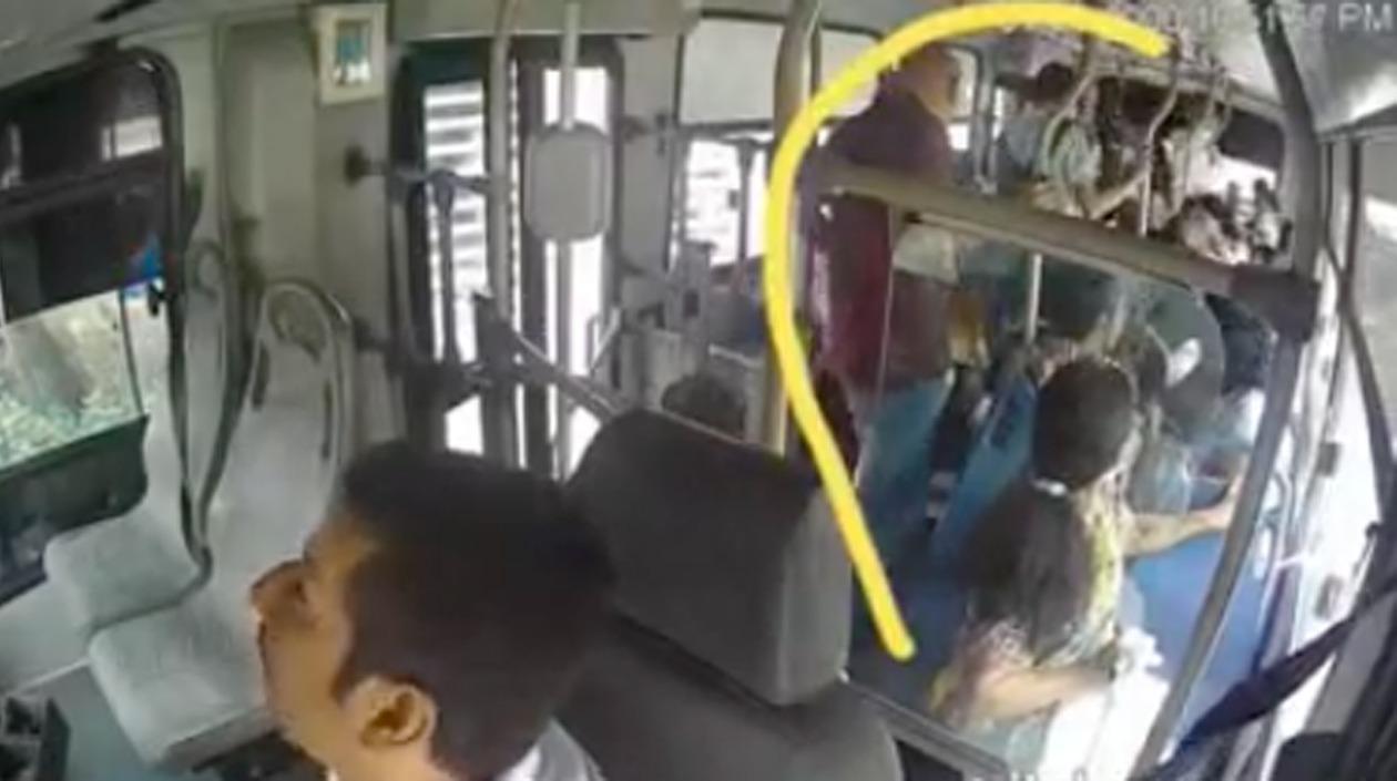 Momento en que la joven fue impactada a bala. 