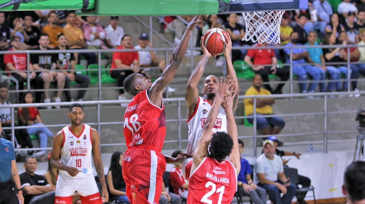 Ernesto Oglivie logra una conversión ante la defensa de Cóndores. 