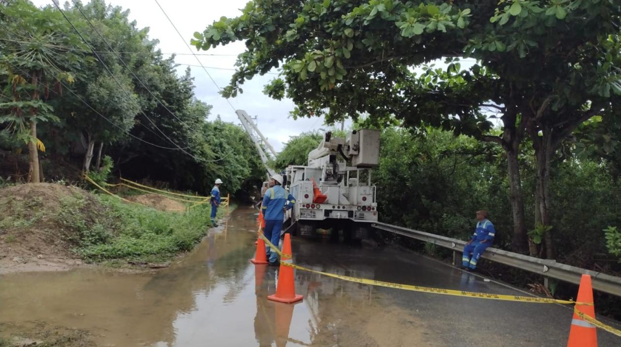  Trabajos de Air-e para tratar de restablecer la energía en algunas zonas de Puerto Colombia.