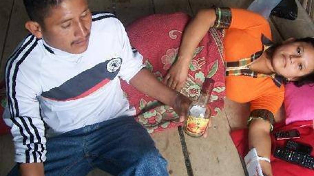  Vicente González Morales y su hermana, Verónica, muestran la botella de licor que afirman se tomaron. 