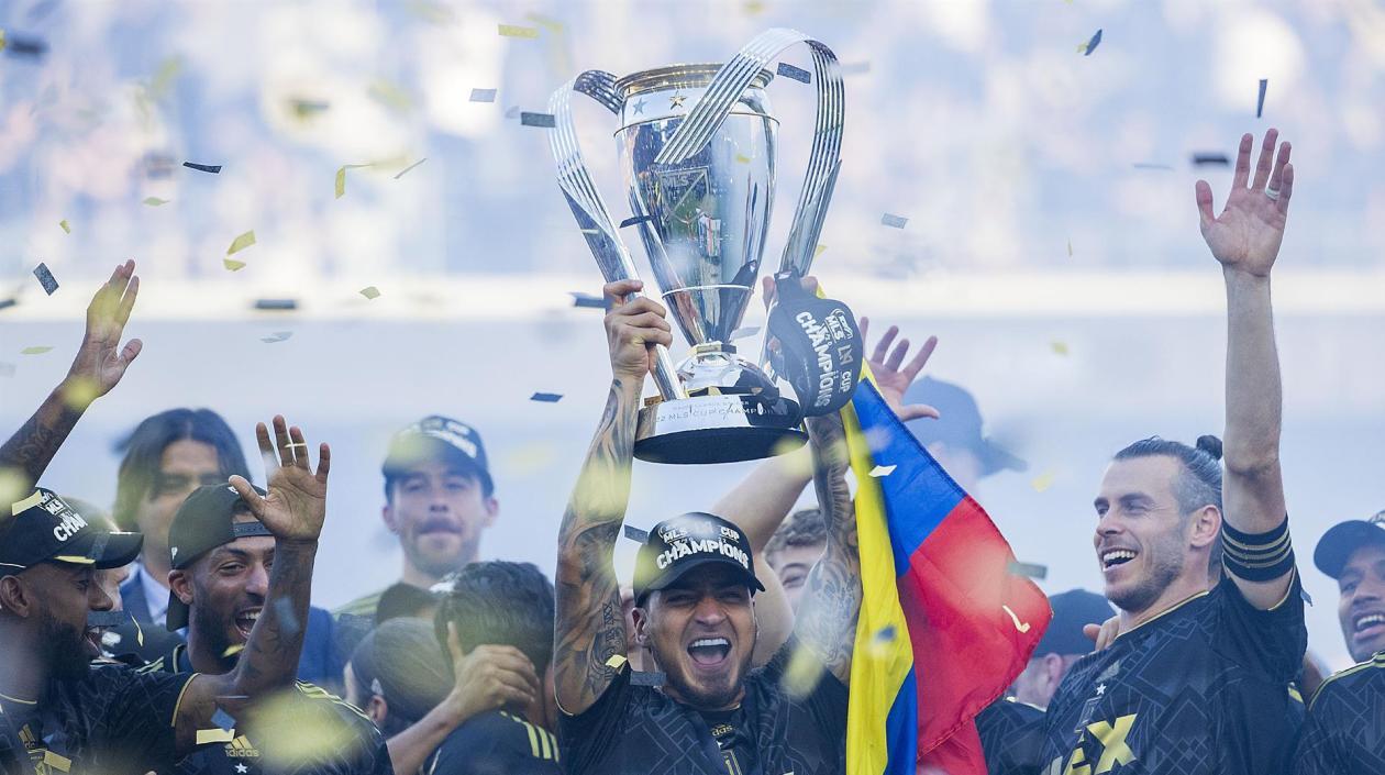 Cristian 'Chicho' Arango con el trofeo de campeón. 