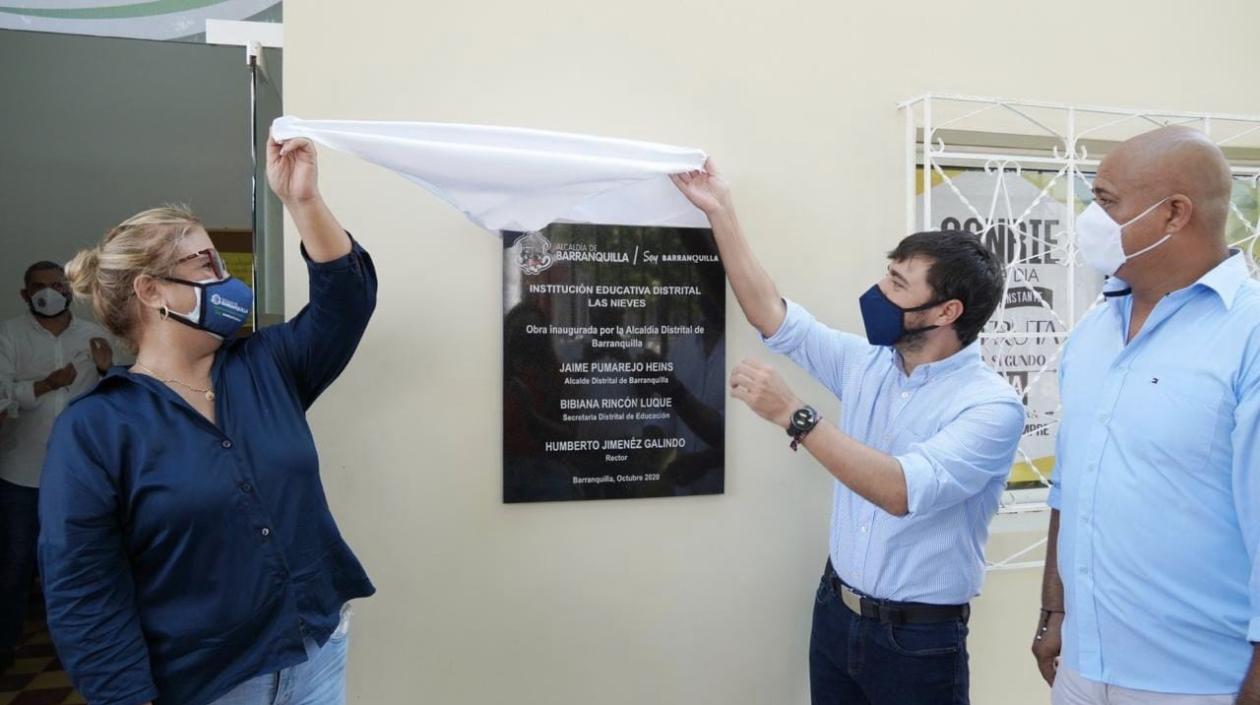 El alcalde Jaime Pumarejo junto al rector Humberto Jiménez cuando inauguraron obras de remodelación en el colegio. 
