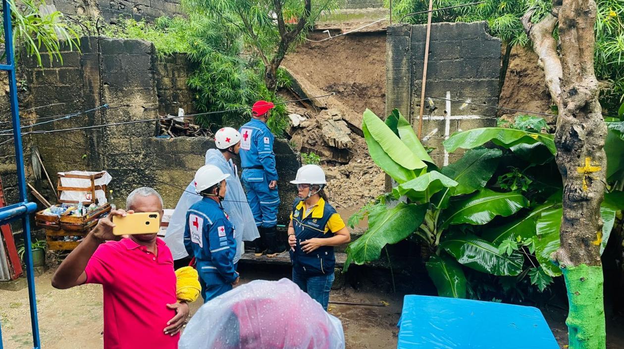 Organismos de socorro en uno de los barrios afectados por deslizamientos en Cartagena-