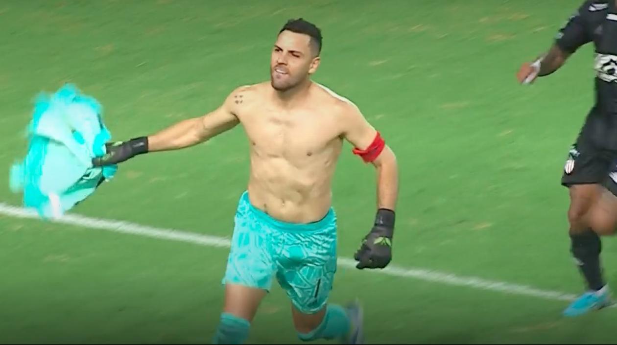 Sebastián Viera durante la celebración sin la camiseta.