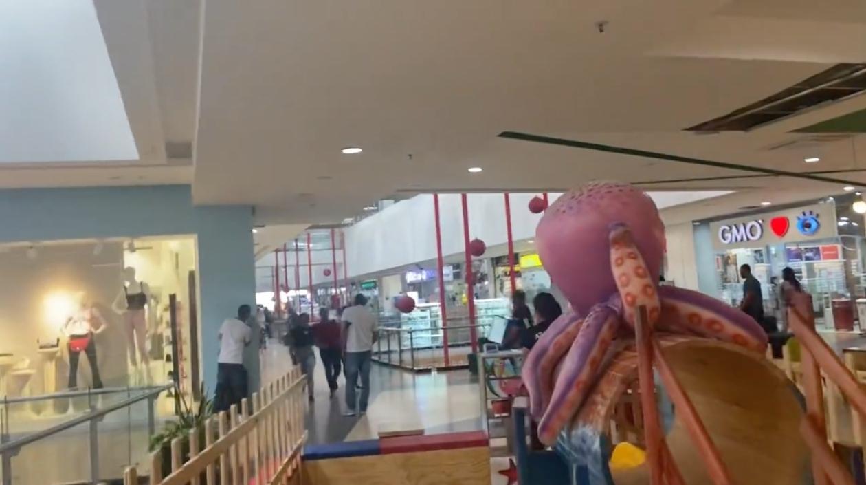 El atraco ocurrió en el segundo piso del centro comercial. 