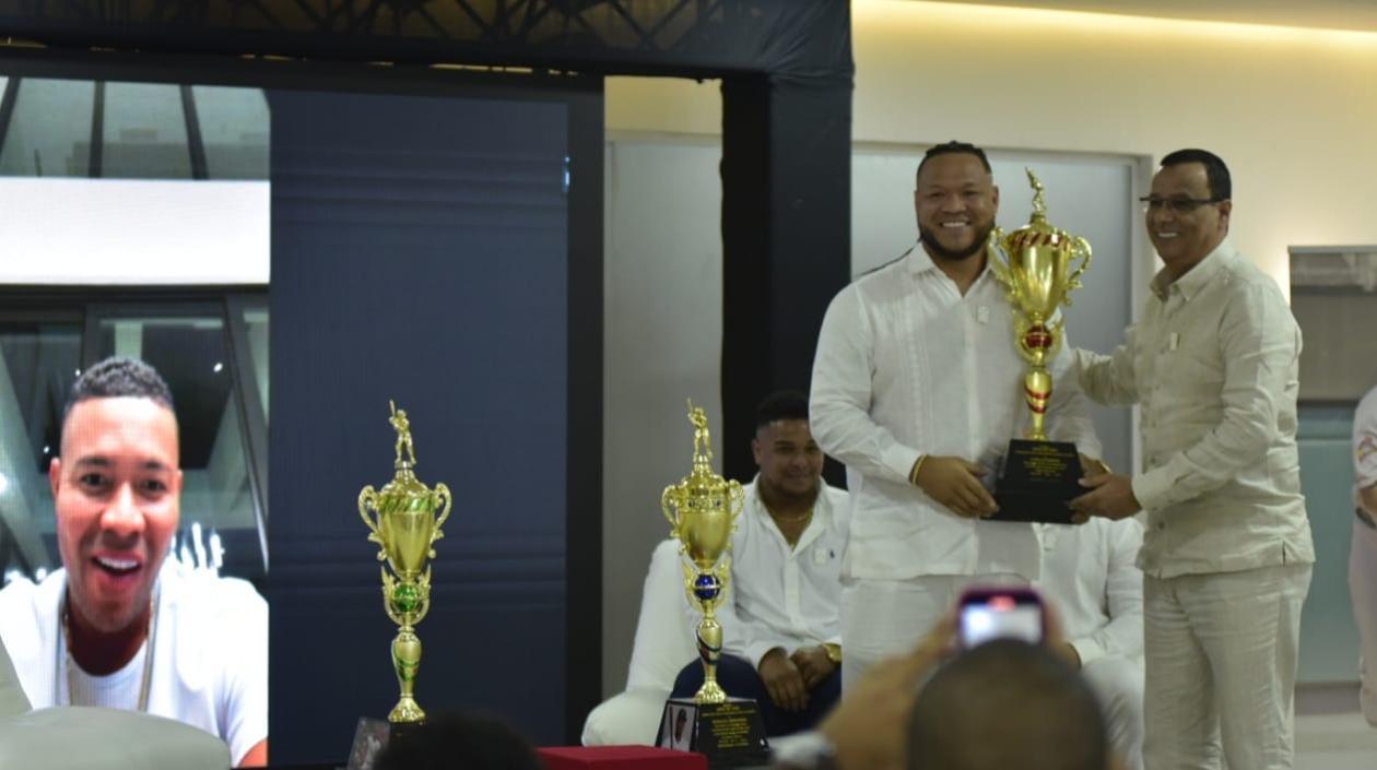 Harold Ramírez con el premio Bate de Oro.