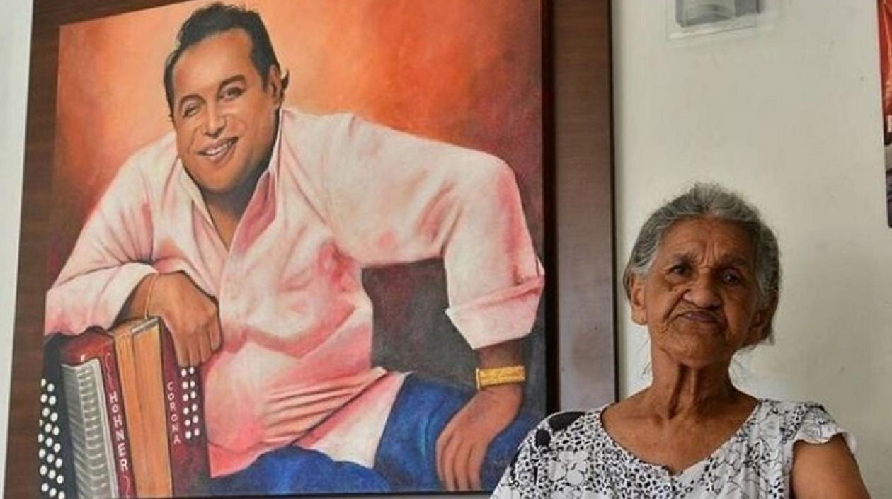 'Mama Vila' al lado de un cuadro de su hijo Diomedes Díaz.